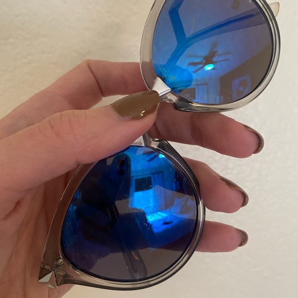 Blue mirrored, clear-framed sunnies - Picture 6 of 9